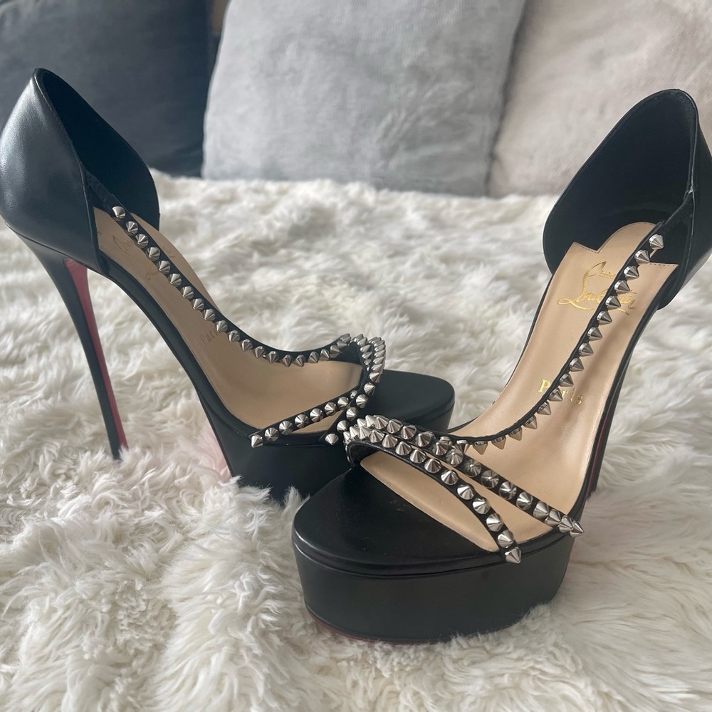 Gorgeous and pristine spiked Christian Louboutin heels. Very rare! - Picture 2 of 15